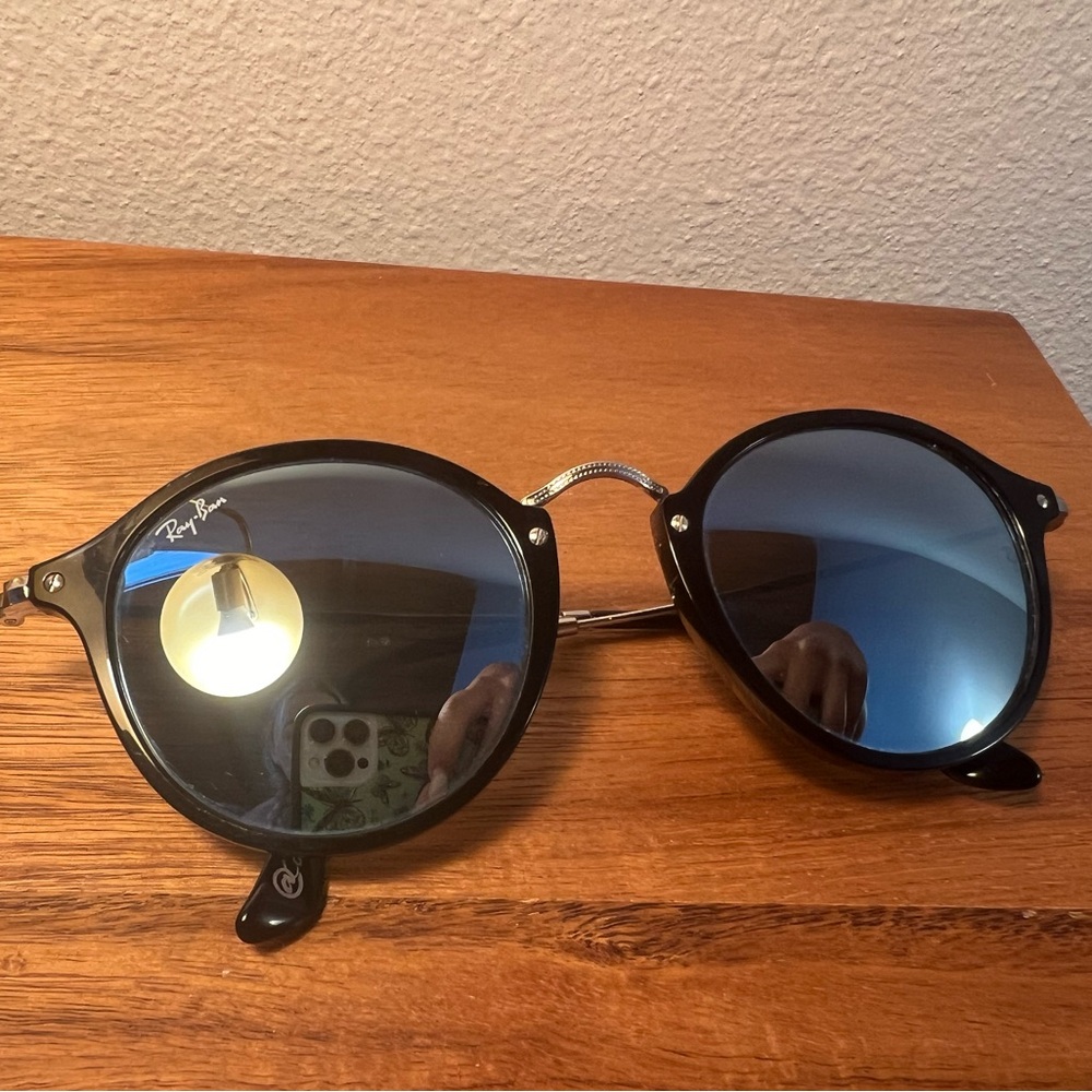 Ray-Bans Black Circle Rims with Silver Lens